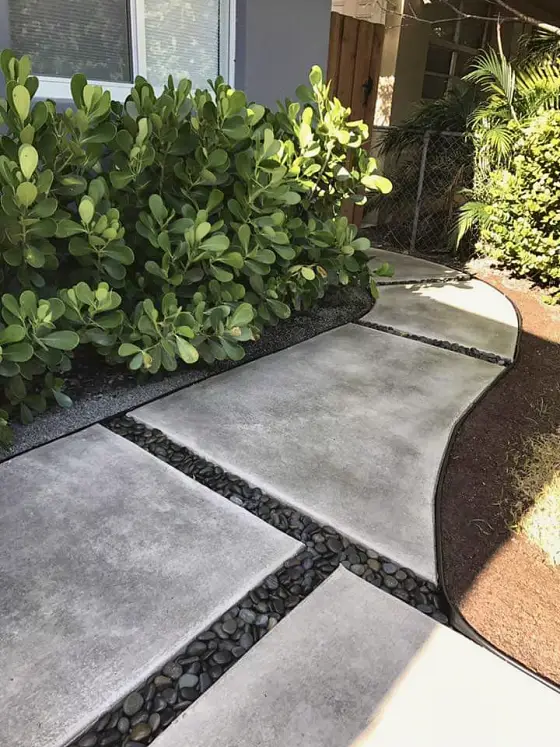 Curved walkway with river rock joints