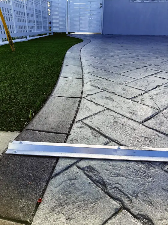 Stamped walkway with a curved border