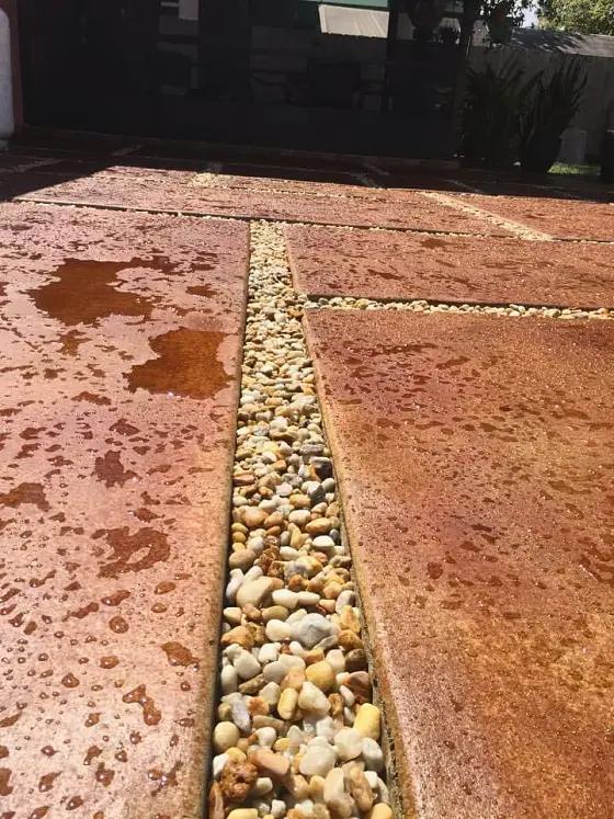 Stained slab with a river rock joint